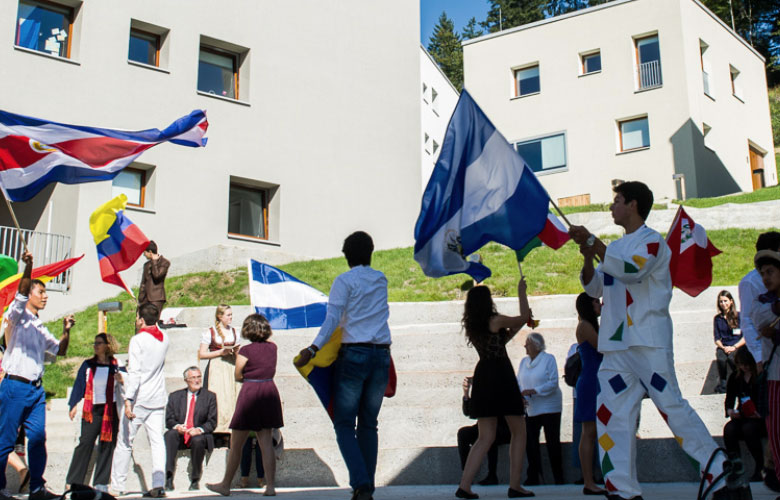 Schüler schwingen Landesflaggen